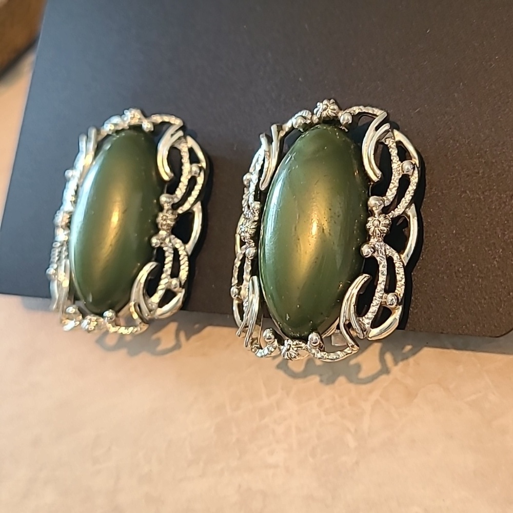 Vintage 60's Sarah Coventry Carousel Clip Earrings - Picture 3 of 9
